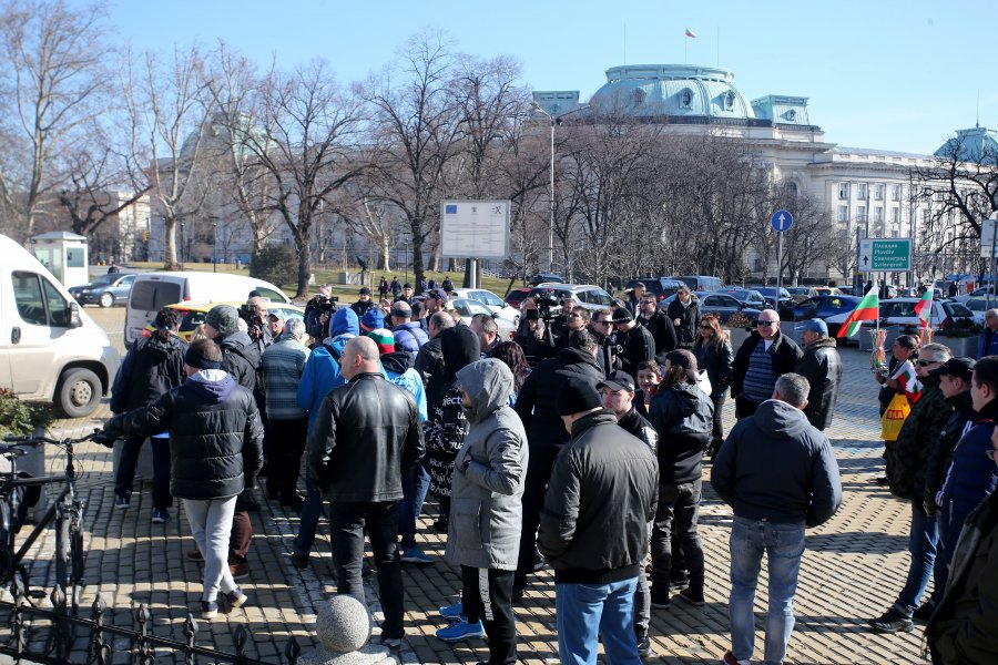 Протест на фенове на Левски пред Народното събрание1