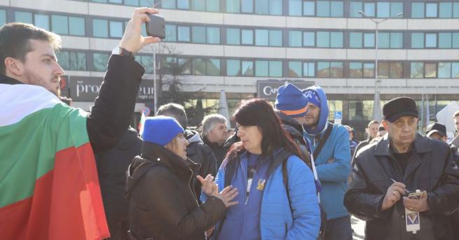 Фенове на Левски се събраха на протест пред парламента в