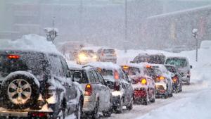 Силен снеговалеж предизвика транспортен хаос в Швеция съобщи ДПА В столицата