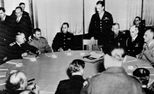  На фотосите: Чърчил, Рузвелт и Сталин. Ялта, 1945 