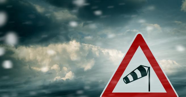 Бурята Сиара удари Великобритания като причини транспортен хаос в страната