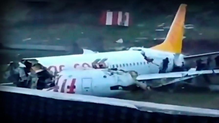 Самолет се счупи на две и избухна в пламъци в Истанбул