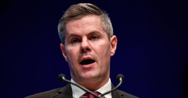 Шотландският регионален министър на финансите подава оставка след обвинения за кибертормоз