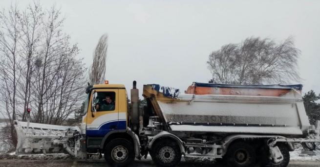 Над 340 машини обработват пътните настилки в районите със снеговалеж