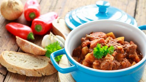  <p>Националното ядене на <strong>Унгария:&nbsp;Гулашът</strong></p> 