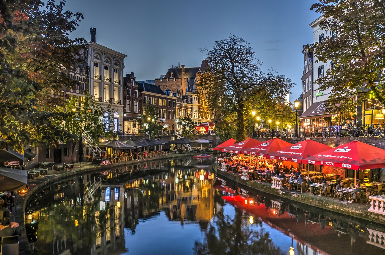 <p>Утрехт вместо Амстердам. Амстердам е много популярен сред туристите - дотолкова, че градът въведе специални предписания, такси и дори забрани за посетителите. Утрехт далеч не е така препълнен, а всъщност не отстъпва почти по нищо на Амстердам. Тук можете да се насладите в същата степен на типичния нидерландски чар.</p>