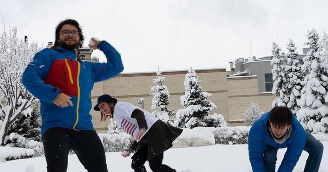 В Посолството на САЩ в София отпразнува дългоочаквания снеговалеж с