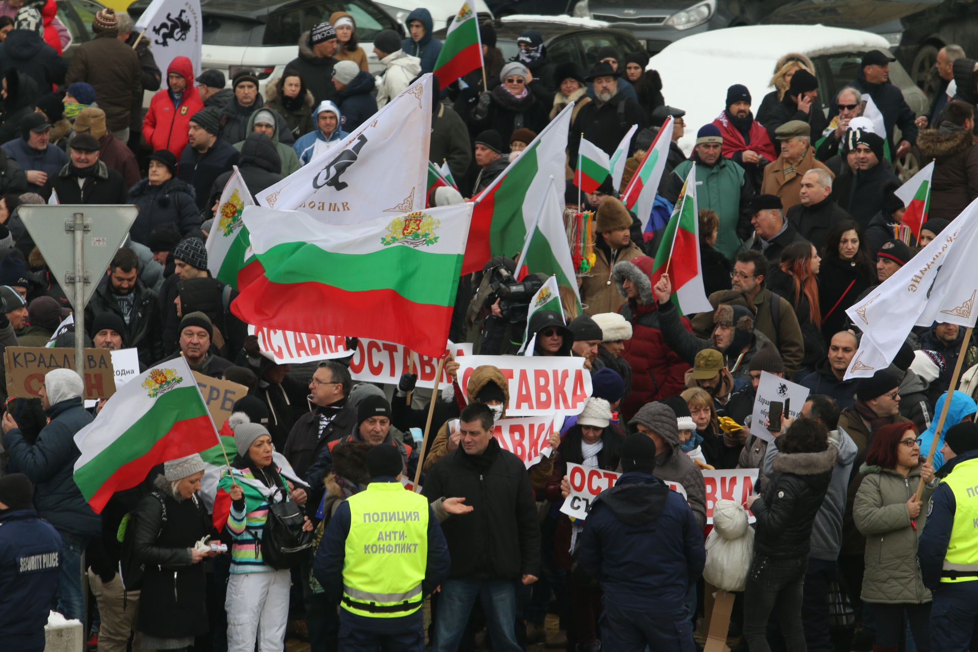 Лидерът на движението Костадин Костадинов заяви, че недоволните са се събрали да изразят недоволството срещу управляващите, които "отровили въздуха, откраднаха водите, продадоха златото и изгониха бъдещето на България".