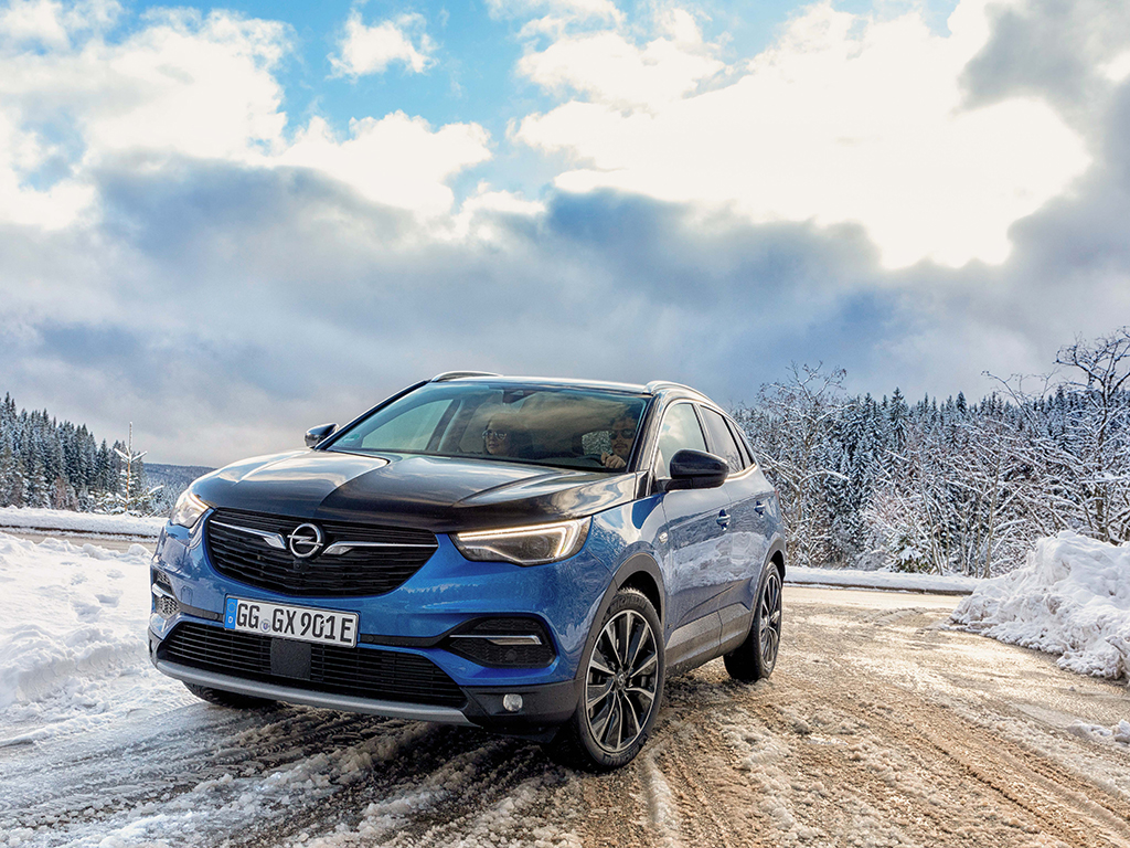 Мощност и ефективност х 3 = 300 к.с., 520 Нм, 3 мотора, среден разход на гориво 1,4 л/100 км (включително до 60 км само на ток). Opel твърди, че електрификацията може да е и забавна. Проверяваме и потвърждаваме.