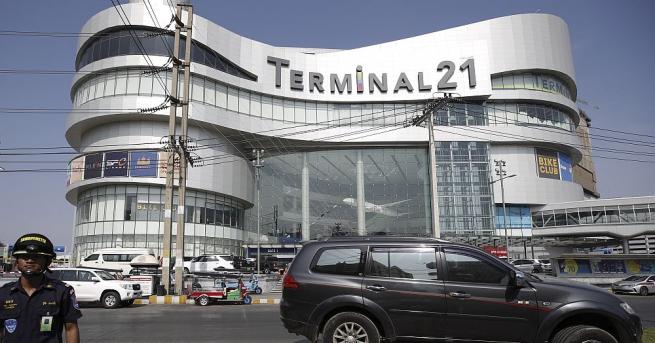 Военният нападнал мола Терминал 21 в тайландския град Накхон Рачасима