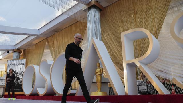 Звездите „превземат“ червения килим на Оскарите