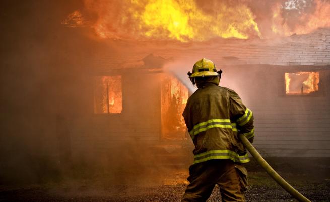 Пожар в кравеферма в Кюстендилско, трима души са в критично състояние
