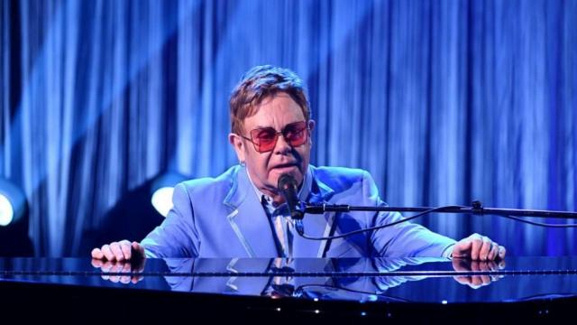 Елтън Джон отложи концерт в Оукланд поради лошо време