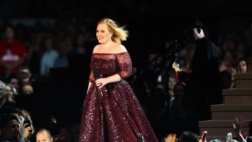  <p>Пълна смяна:<strong> Адел шокира</strong> с тънка талия (СНИМКА)</p> 