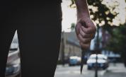  Агресивен мъж заплашва с нож и души бременната си съседка (+Видео) 