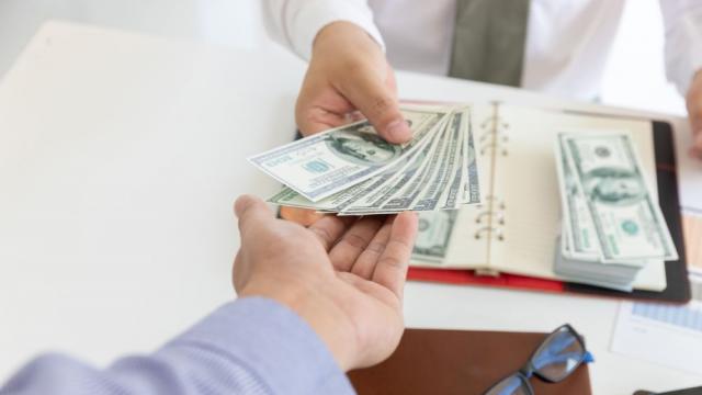 Съд нареди на германец да върне похарчени 170 000 евро, попаднали по погрешка в сметката му