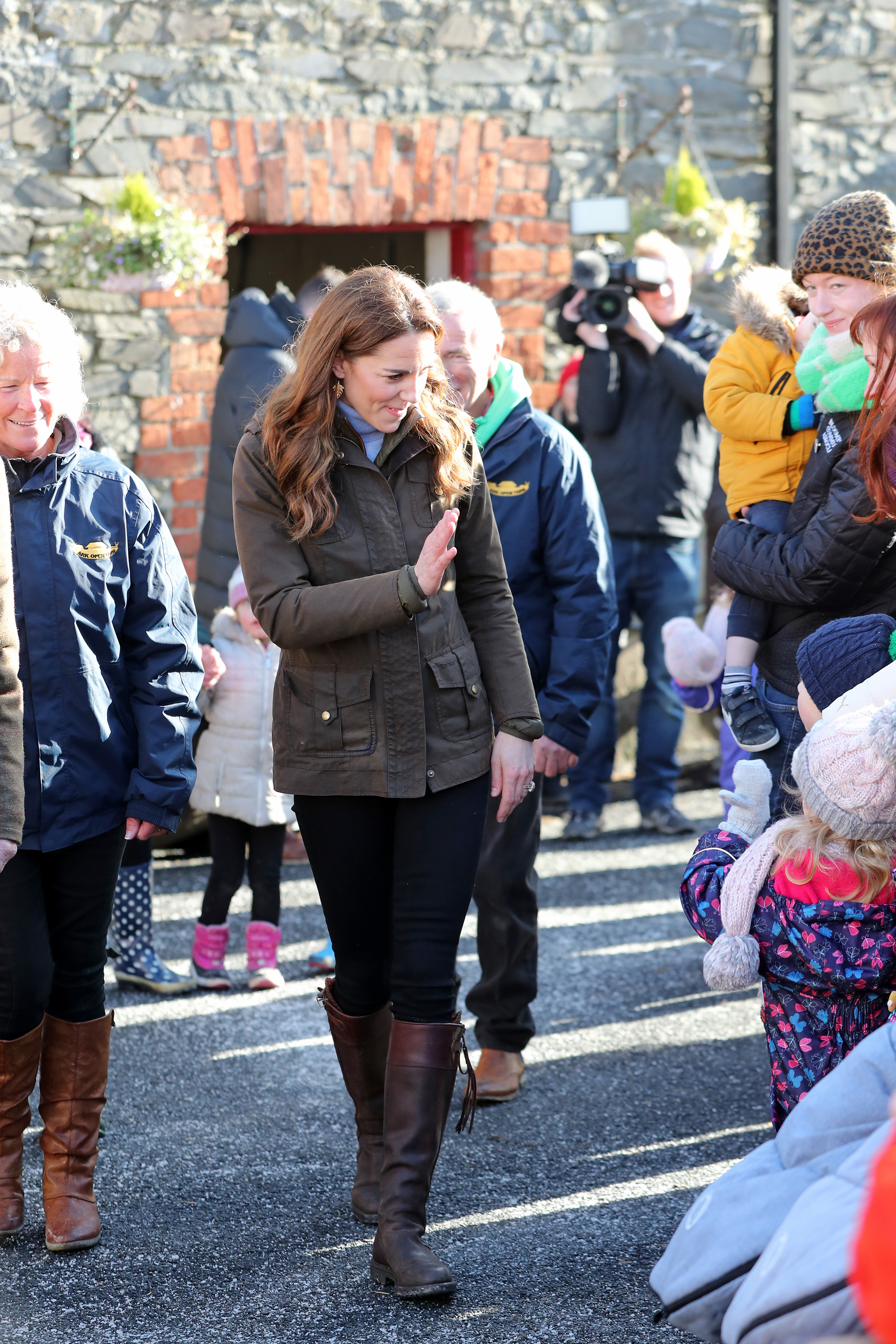 <p>Херцогинята на Кеймбридж участва в национална кампания в Обединеното Кралство, целяща подобряването на условията за живот на децата от провинцията. Очаква се тя да посети и Шотландия, след като тя се запозна с подобни проекти в Англия и Уелс.</p>