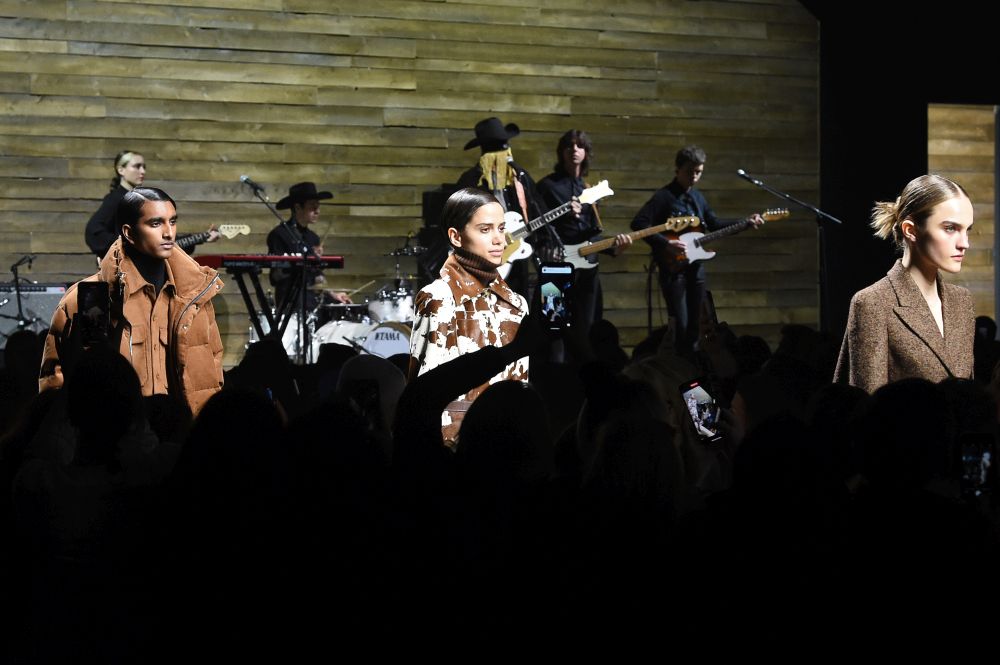 Любим дизайнер на кралица Летисия показа вдъхновението си в Ню Йорк (ГАЛЕРИЯ)