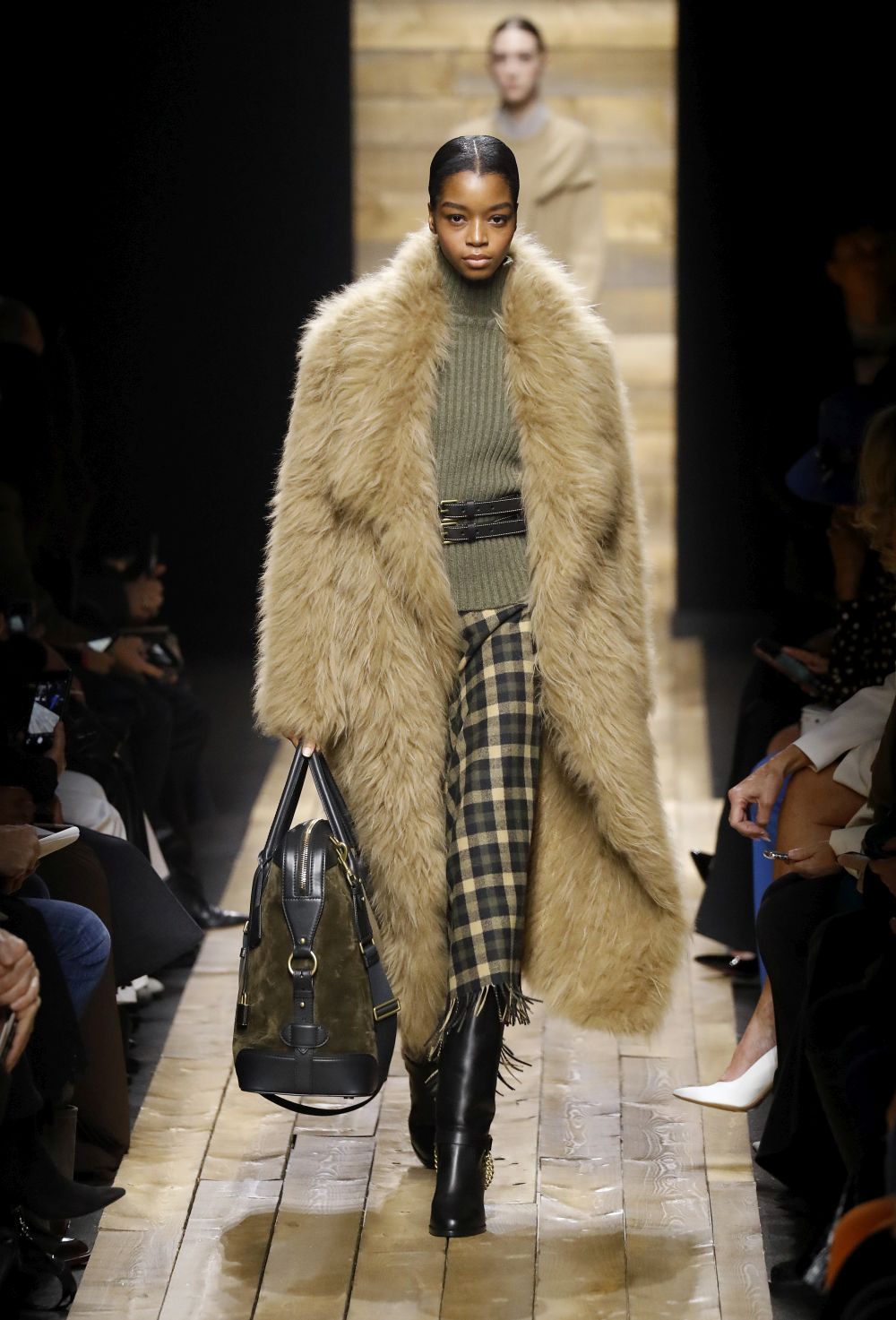 Любим дизайнер на кралица Летисия показа вдъхновението си в Ню Йорк (ГАЛЕРИЯ)