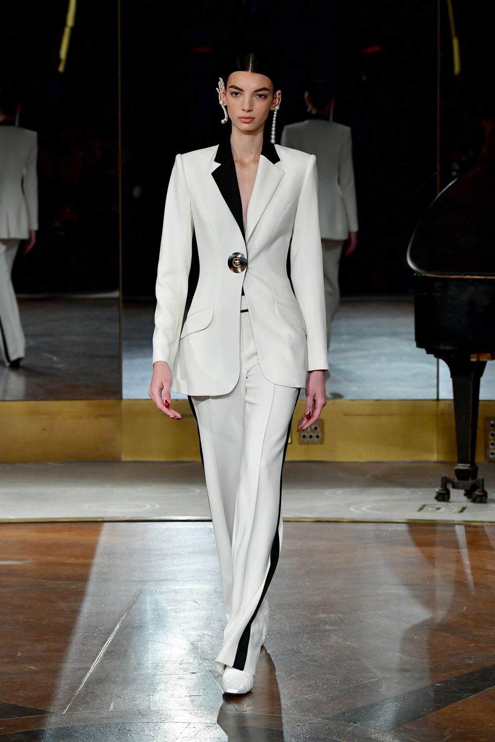 Дизайнер, обличал Мишел Обама, Кейт Мидълтън и Опра Уинфри, избра да почете