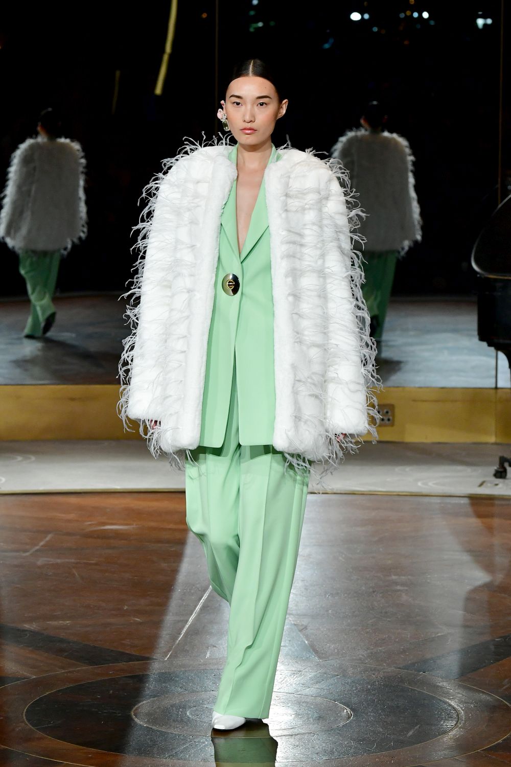 Дизайнер, обличал Мишел Обама, Кейт Мидълтън и Опра Уинфри, избра да почете