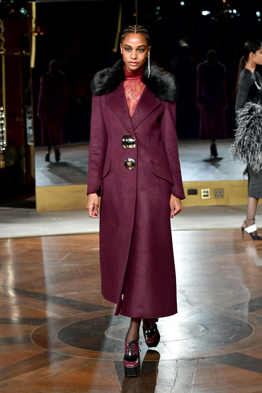 Дизайнер, обличал Мишел Обама, Кейт Мидълтън и Опра Уинфри, избра да почете