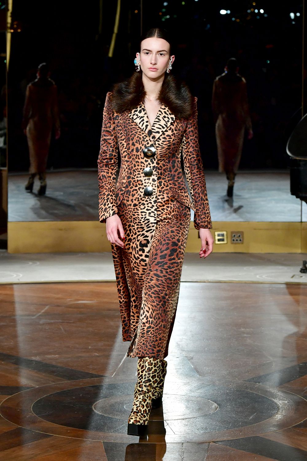 Дизайнер, обличал Мишел Обама, Кейт Мидълтън и Опра Уинфри, избра да почете