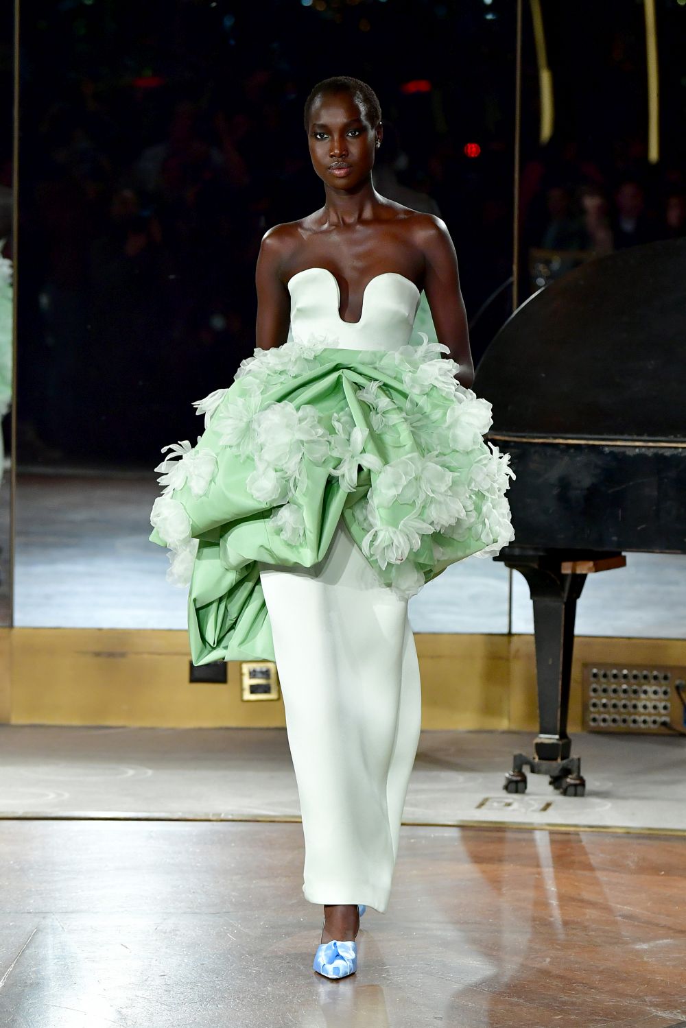 Дизайнер, обличал Мишел Обама, Кейт Мидълтън и Опра Уинфри, избра да почете