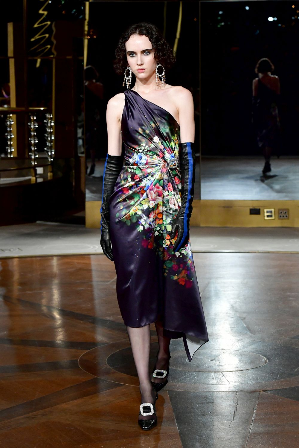 Дизайнер, обличал Мишел Обама, Кейт Мидълтън и Опра Уинфри, избра да почете