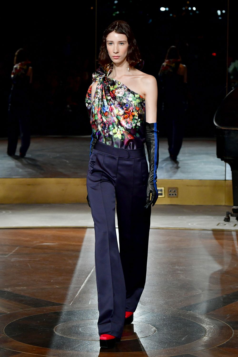 Дизайнер, обличал Мишел Обама, Кейт Мидълтън и Опра Уинфри, избра да почете