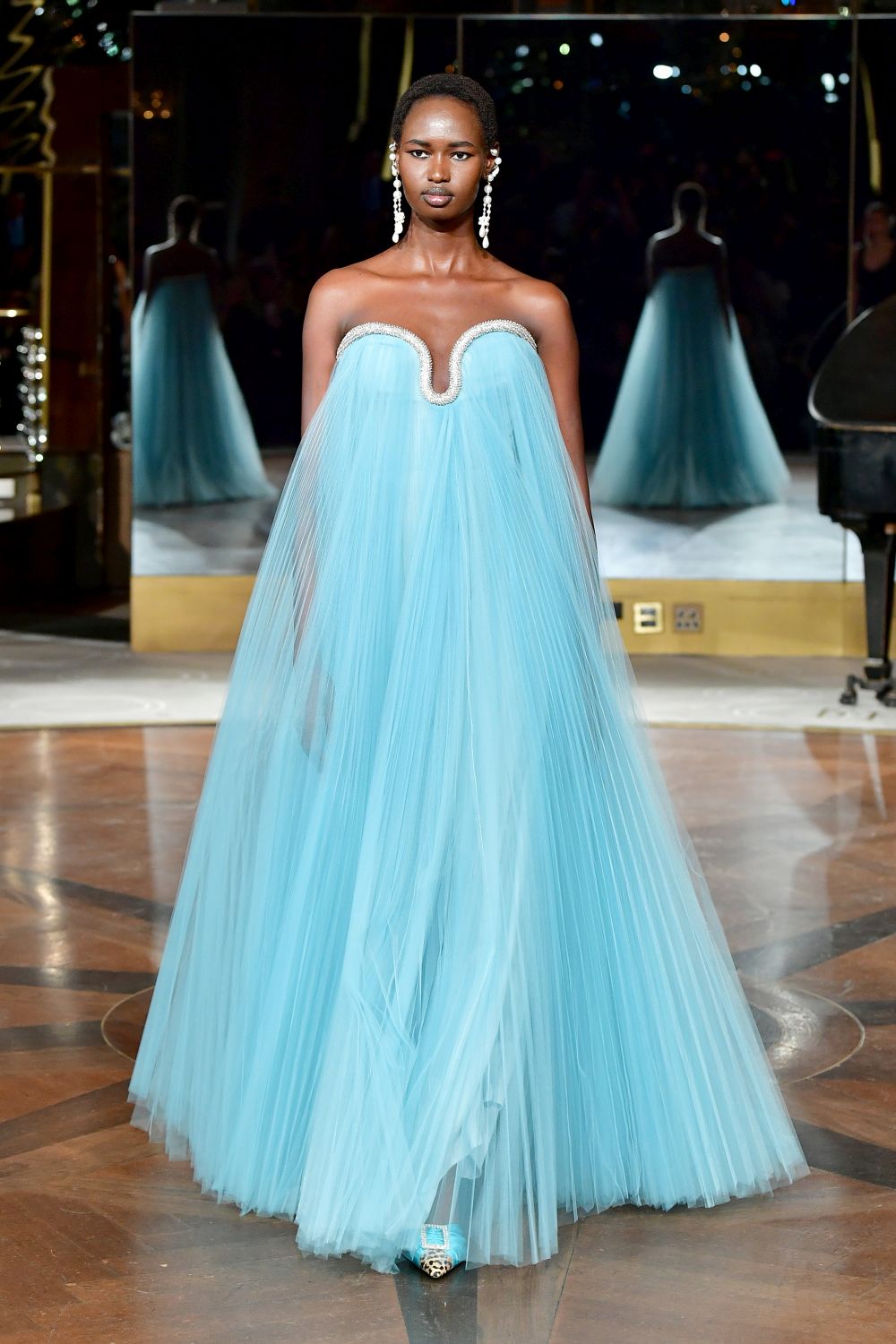 Дизайнер, обличал Мишел Обама, Кейт Мидълтън и Опра Уинфри, избра да почете