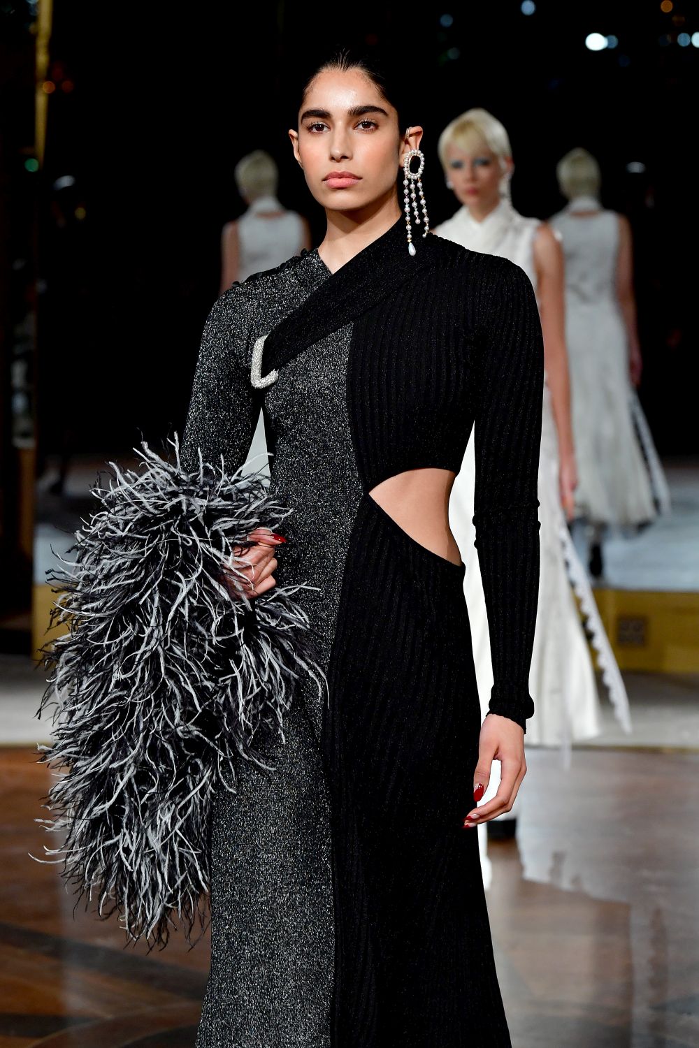 Дизайнер, обличал Мишел Обама, Кейт Мидълтън и Опра Уинфри, избра да почете