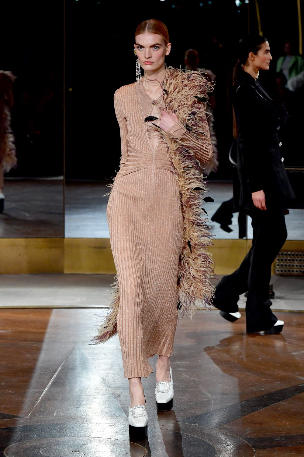 Дизайнер, обличал Мишел Обама, Кейт Мидълтън и Опра Уинфри, избра да почете