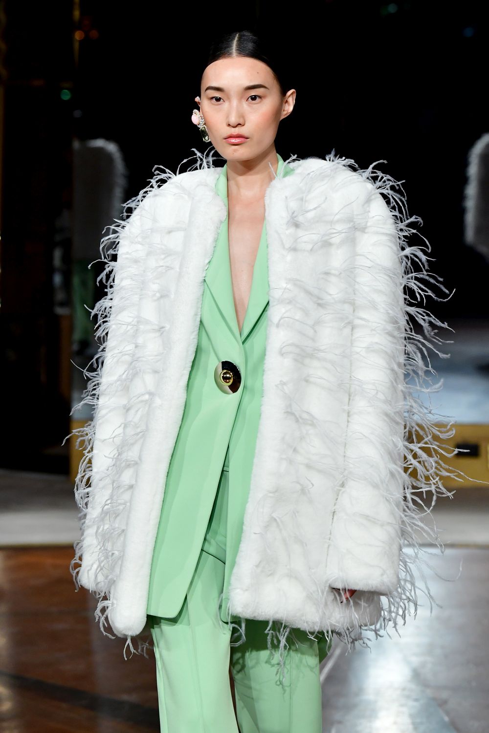 Дизайнер, обличал Мишел Обама, Кейт Мидълтън и Опра Уинфри, избра да почете