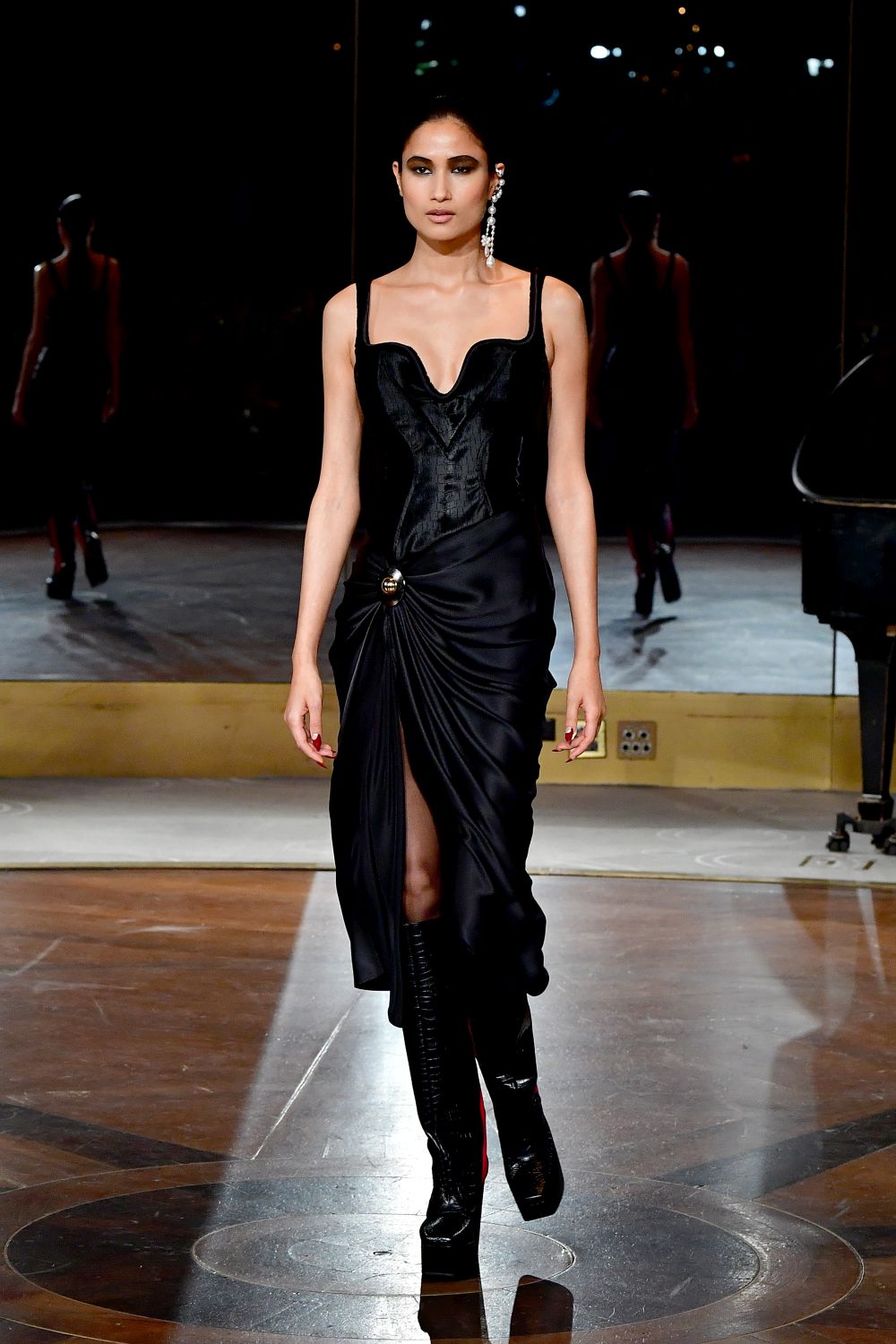 Дизайнер, обличал Мишел Обама, Кейт Мидълтън и Опра Уинфри, избра да почете