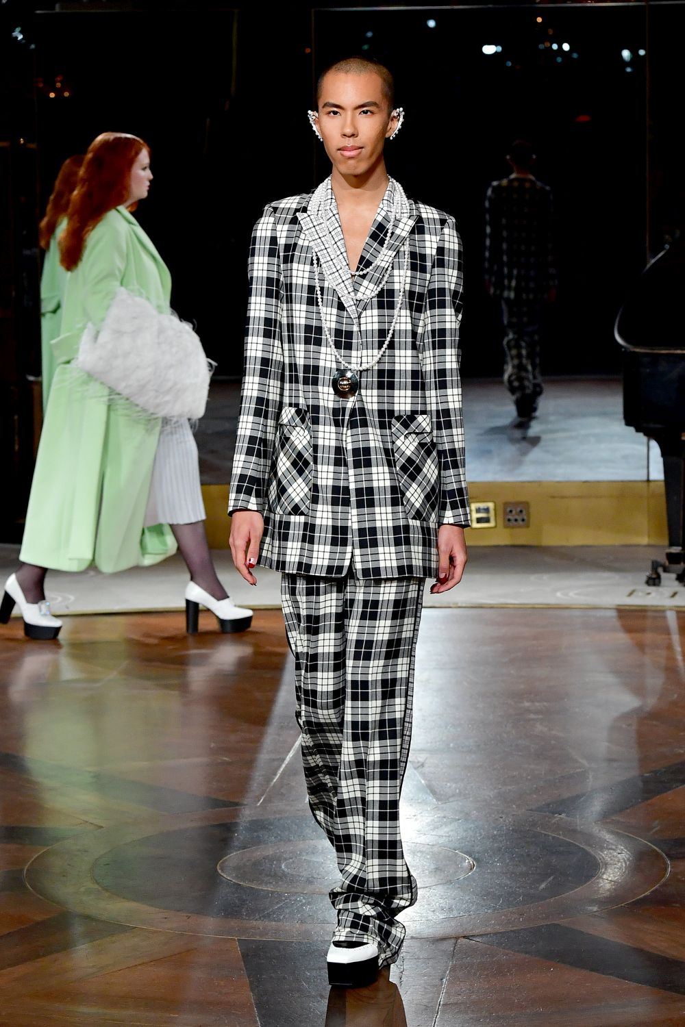 Дизайнер, обличал Мишел Обама, Кейт Мидълтън и Опра Уинфри, избра да почете