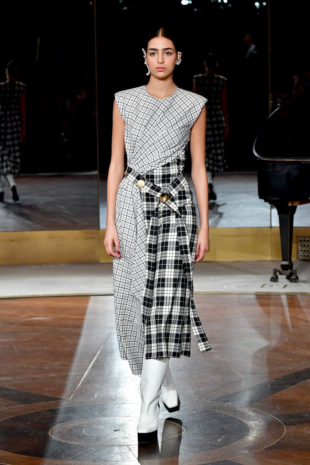 Дизайнер, обличал Мишел Обама, Кейт Мидълтън и Опра Уинфри, избра да почете