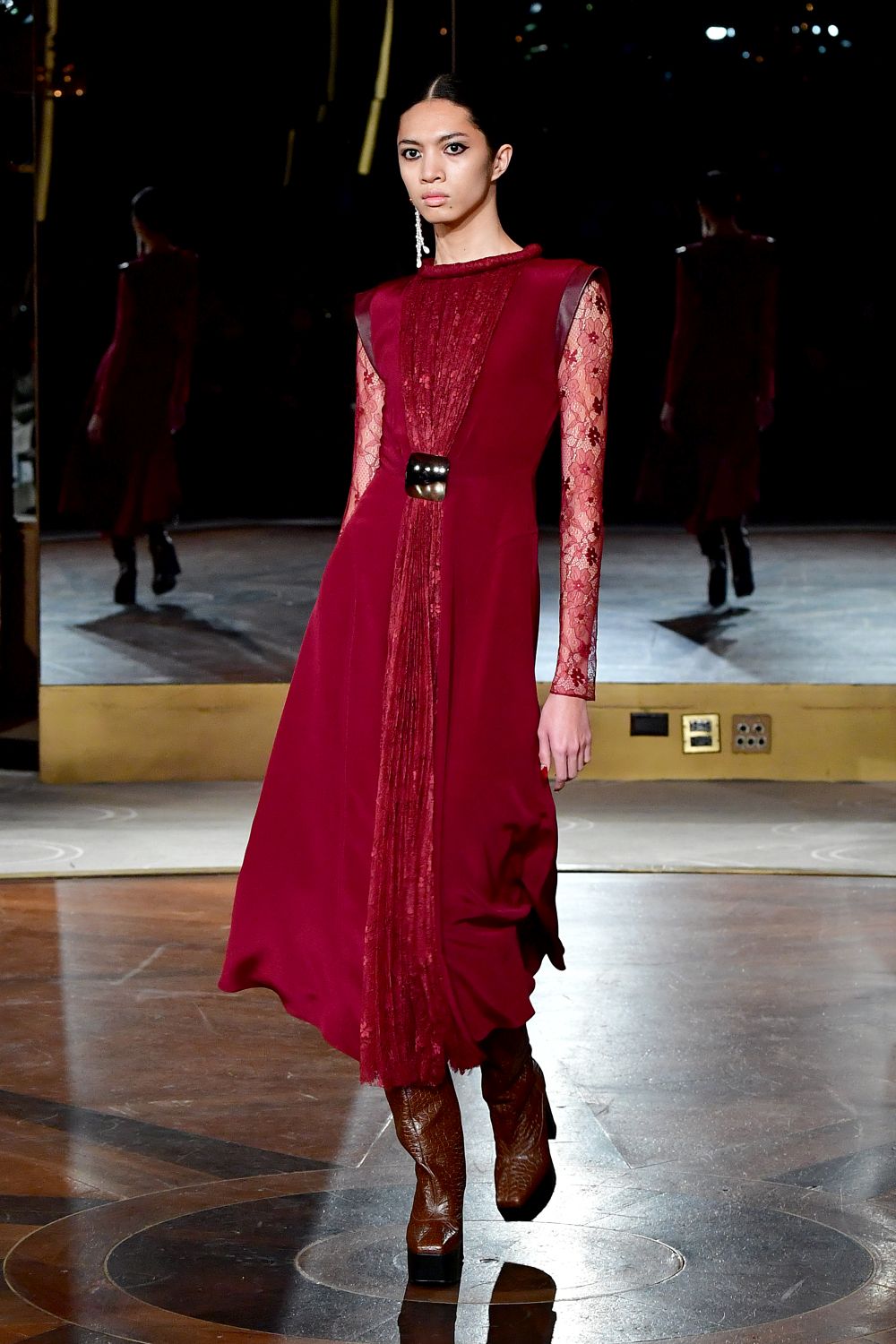 Дизайнер, обличал Мишел Обама, Кейт Мидълтън и Опра Уинфри, избра да почете