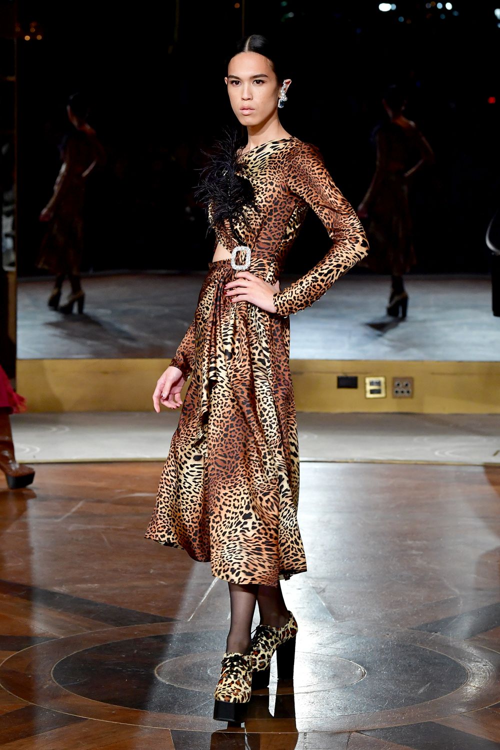 Дизайнер, обличал Мишел Обама, Кейт Мидълтън и Опра Уинфри, избра да почете