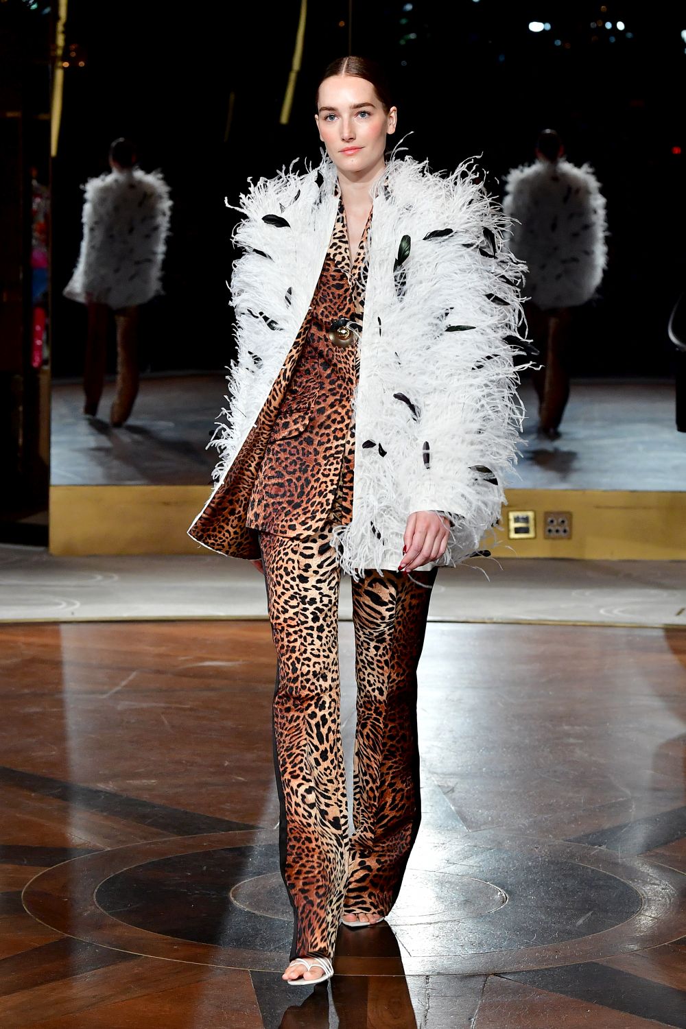 Дизайнер, обличал Мишел Обама, Кейт Мидълтън и Опра Уинфри, избра да почете