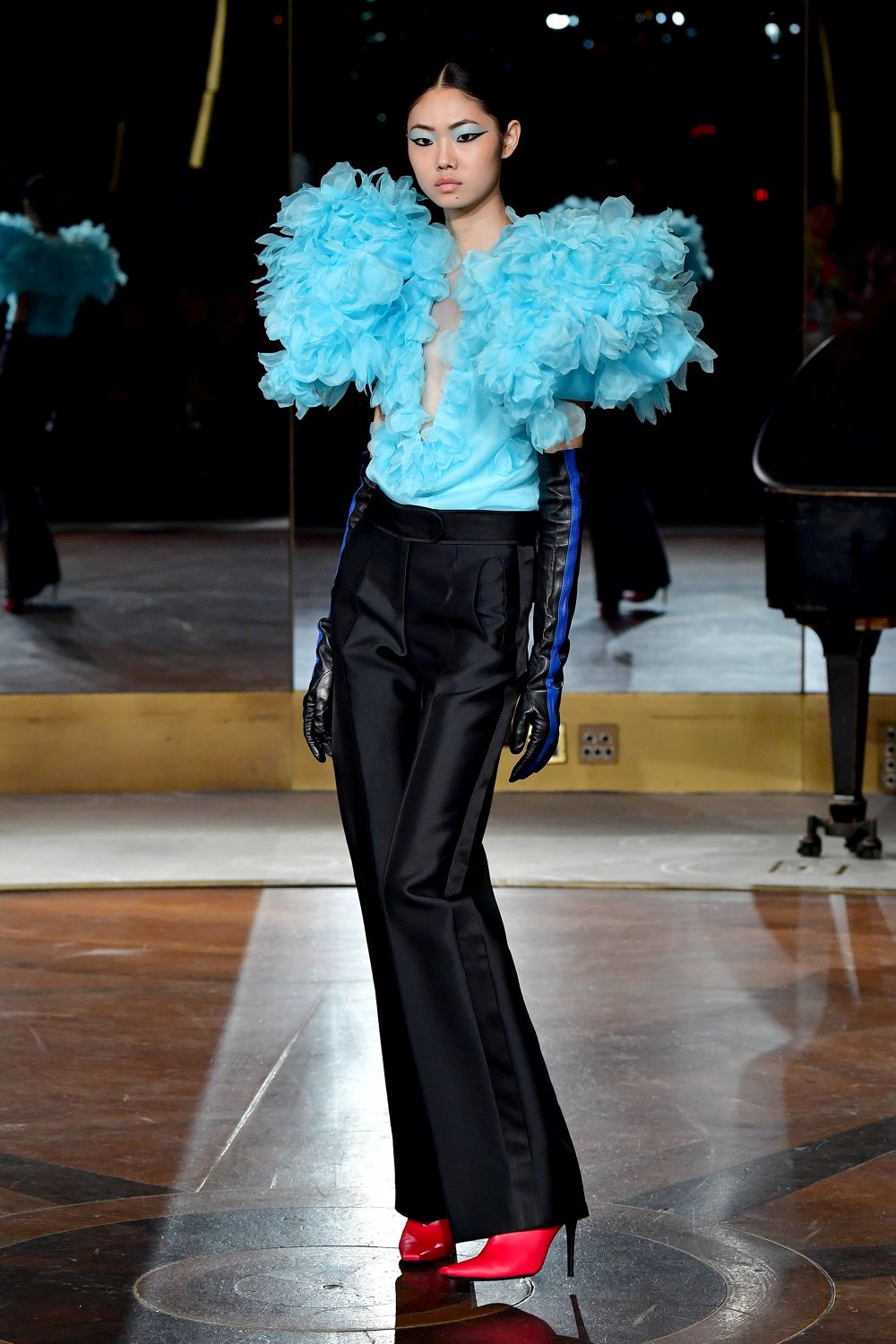 Дизайнер, обличал Мишел Обама, Кейт Мидълтън и Опра Уинфри, избра да почете