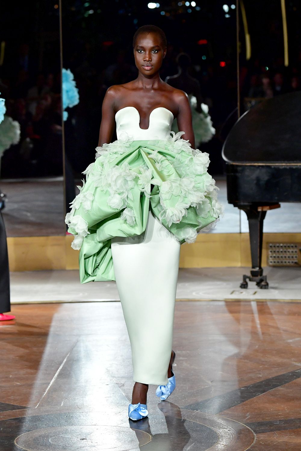 Дизайнер, обличал Мишел Обама, Кейт Мидълтън и Опра Уинфри, избра да почете