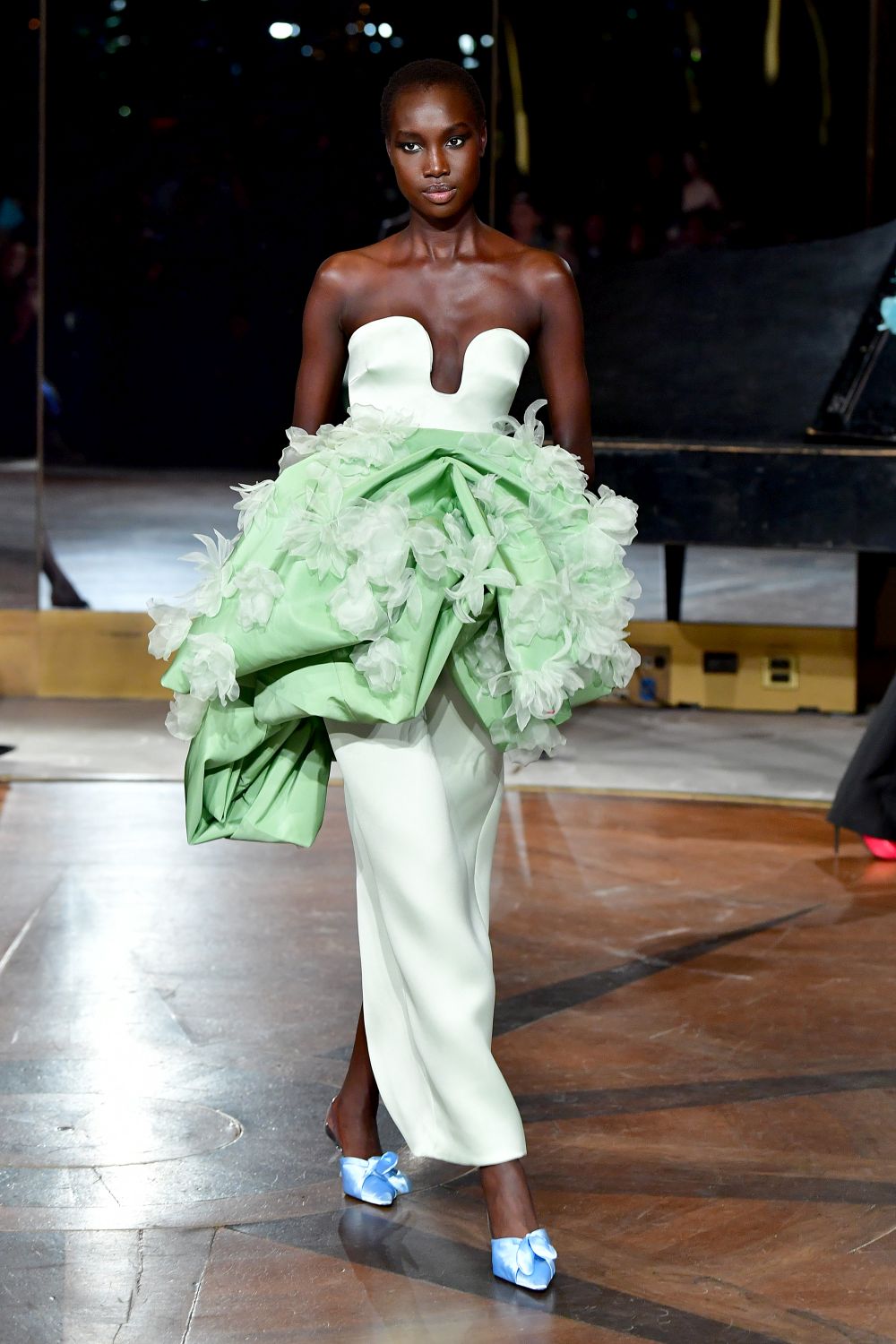 Дизайнер, обличал Мишел Обама, Кейт Мидълтън и Опра Уинфри, избра да почете