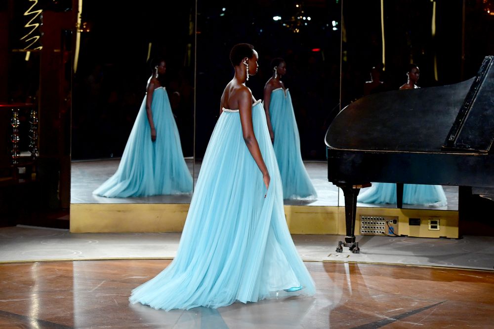 Дизайнер, обличал Мишел Обама, Кейт Мидълтън и Опра Уинфри, избра да почете