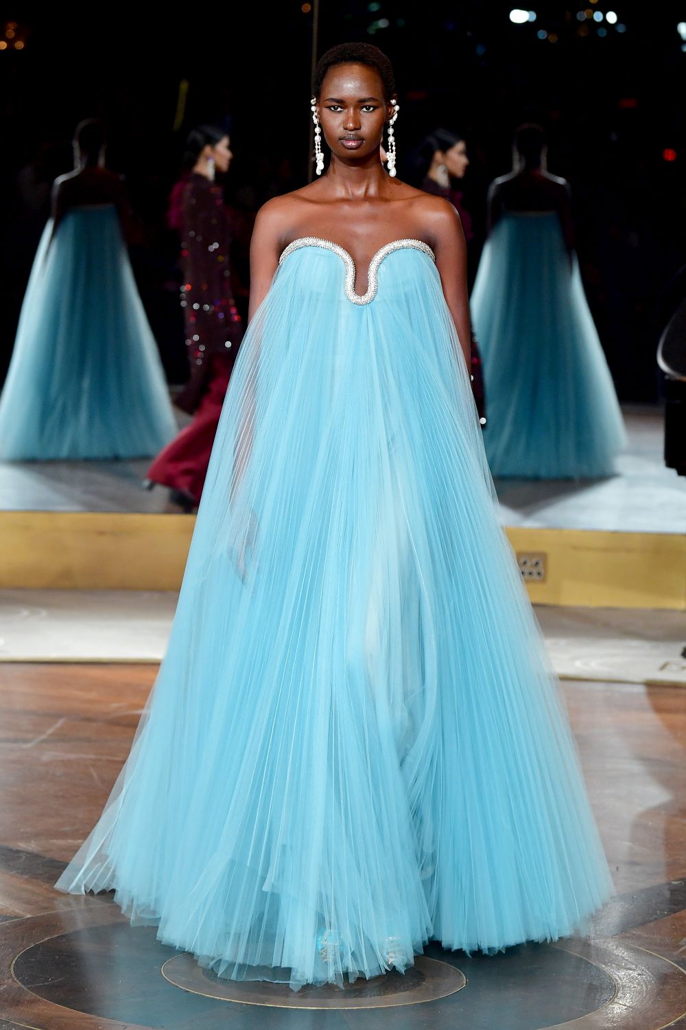 Дизайнер, обличал Мишел Обама, Кейт Мидълтън и Опра Уинфри, избра да почете