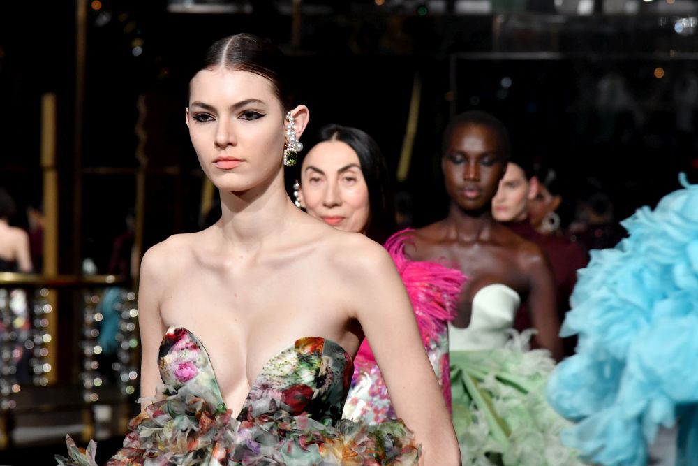 Дизайнер, обличал Мишел Обама, Кейт Мидълтън и Опра Уинфри, избра да почете