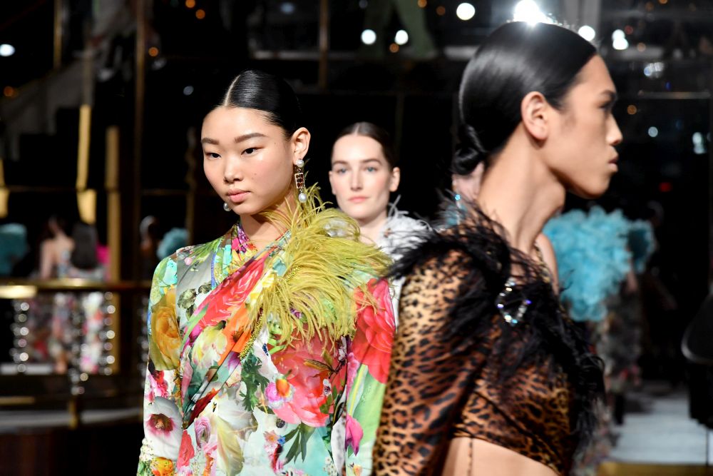 Дизайнер, обличал Мишел Обама, Кейт Мидълтън и Опра Уинфри, избра да почете