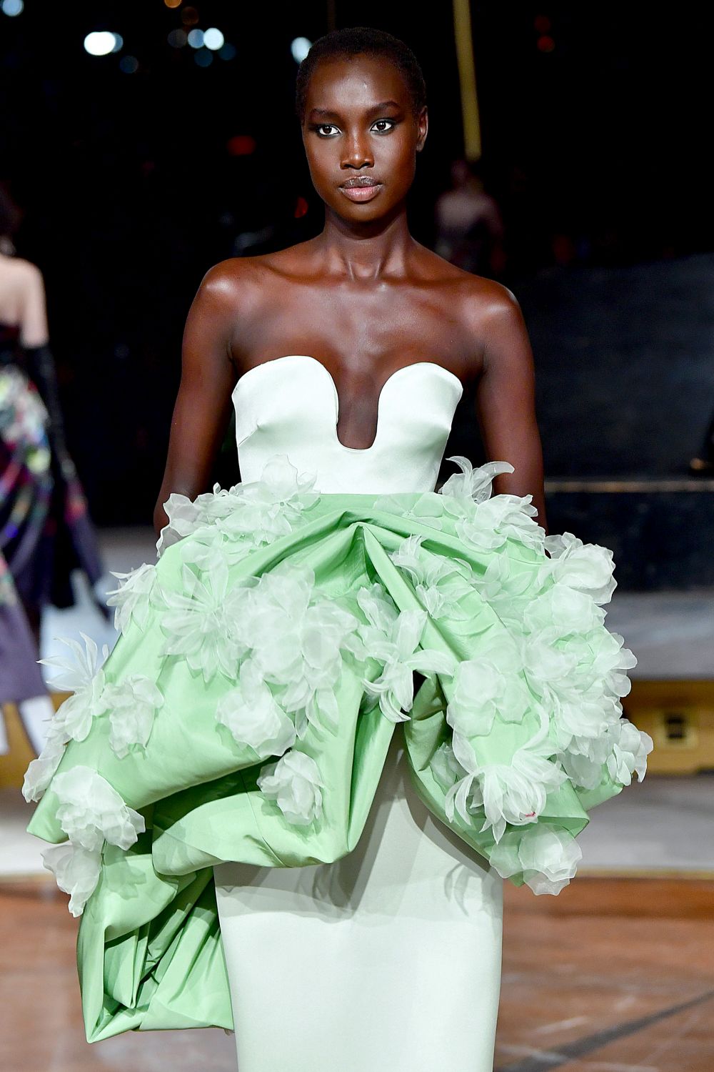 Дизайнер, обличал Мишел Обама, Кейт Мидълтън и Опра Уинфри, избра да почете