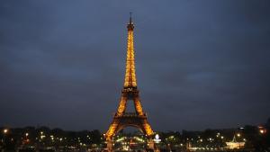 Мълния е ударила Айфеловата кула в Париж съобщи BFMTV позовавайки