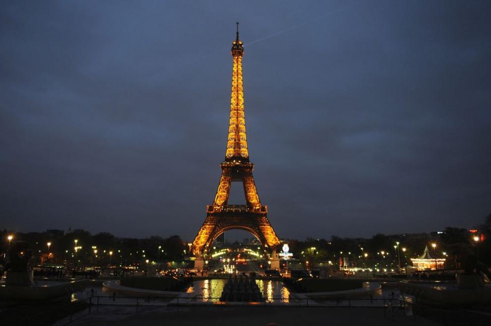 Мълния е ударила Айфеловата кула в Париж, съобщи BFMTV, позовавайки
